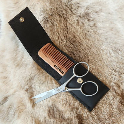 Dovo Manicure Set 2 features precision beard scissors and a branded wooden comb, neatly housed in a sleek black leather pouch for optimal grooming.