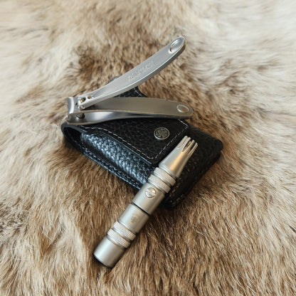 Dovo Manicure Set 1 featuring a stainless-steel nail clipper and Klipette in a black leather pouch, designed for elegance and convenience on the go.