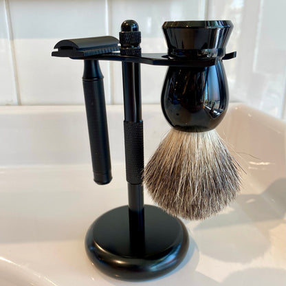 Classic Shaving Kit: Black metal stand with safety razor and badger brush, offering an affordable, comfortable shave experience. Perfect for traditional wet-shaving enthusiasts.