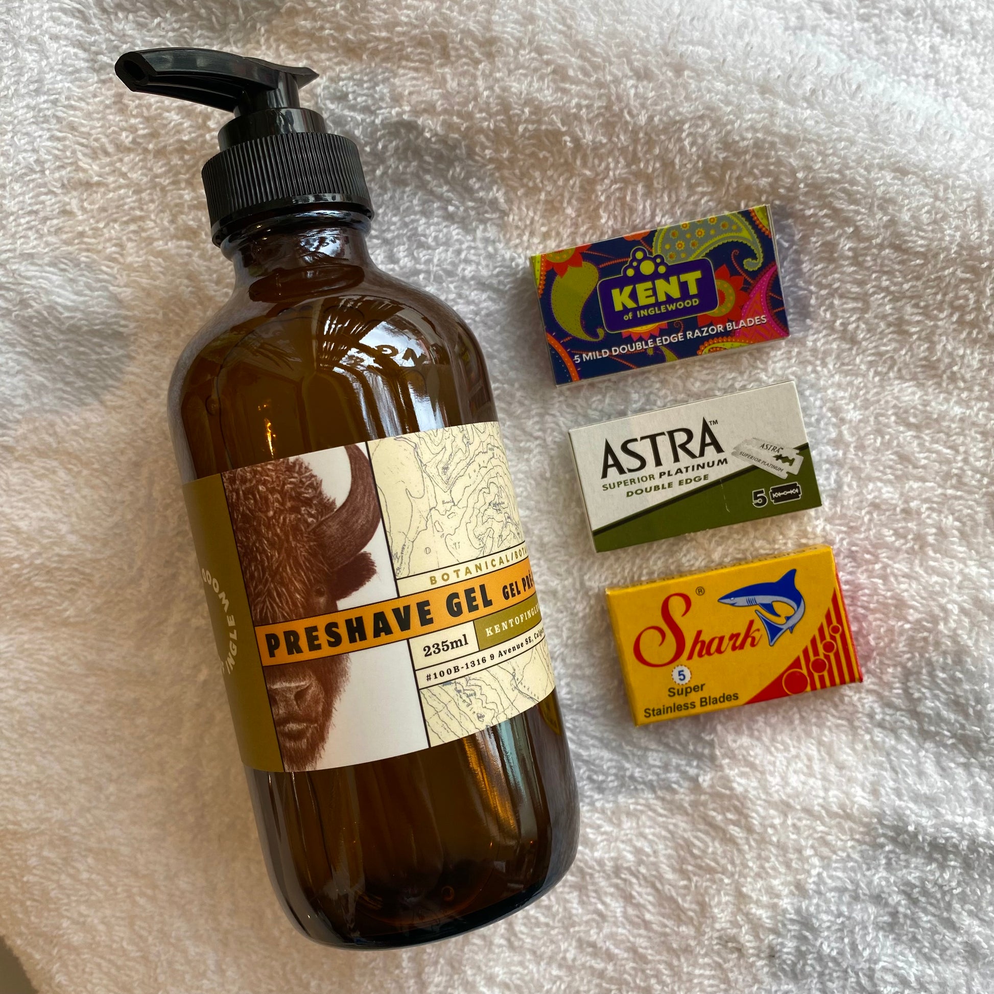 Sensitive Skin Shaving Kit featuring botanical preshave gel and three packs of mild double-edge razor blades, ideal for gentle, irritation-free shaving.