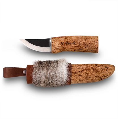 Roselli Grandfather Knife with Special Sheath: Handcrafted Finnish knife featuring a short carbon steel blade and curly birch handle, paired with a leather sheath adorned with reindeer fur.