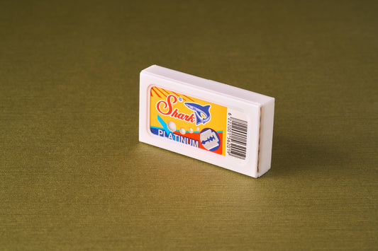 Shark Platinum Double Edge Razor Blades 5 Pack in white packaging with a shark logo and razor-blade icon, ideal for fine to medium hair and sensitive skin.