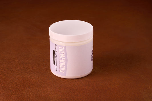 TREMENDOUS Gentle Beard Conditioner, 230 ml, unscented jar on a brown surface, promotes silky, voluminous beard care with natural ingredients, ideal for daily grooming.