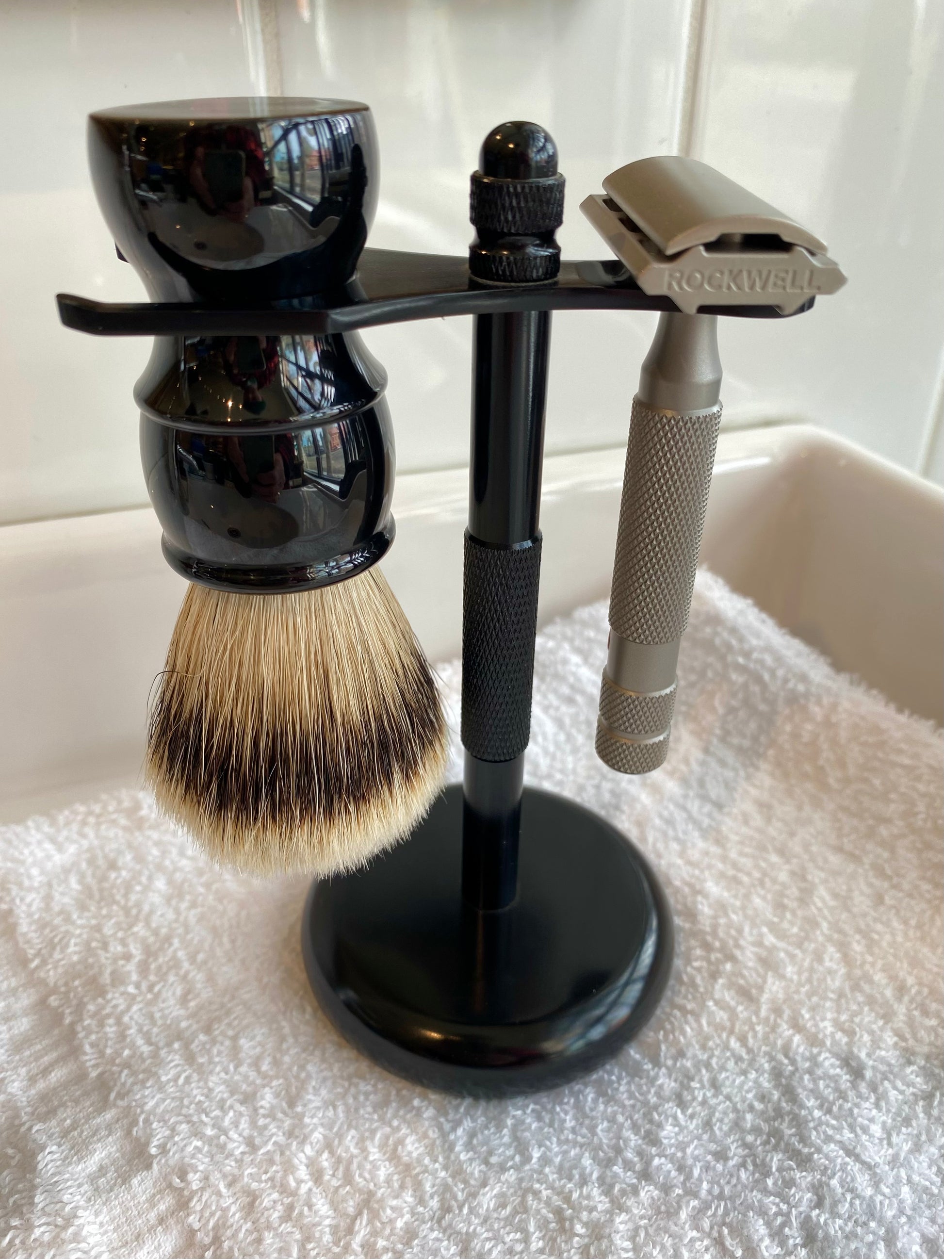Kent's Best Shaving Kit: a black stand with a Rockwell safety razor and Silvertip Badger brush, ideal for a premium, long-lasting shaving experience.