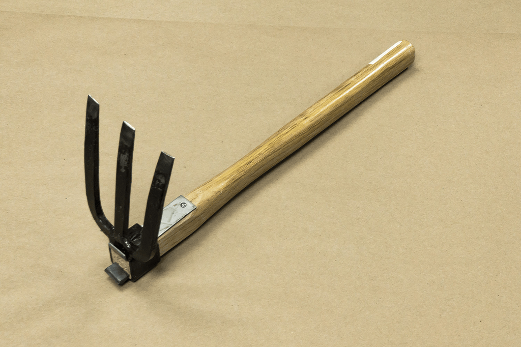 Japanese Hand Held Claw Hoe No. 107