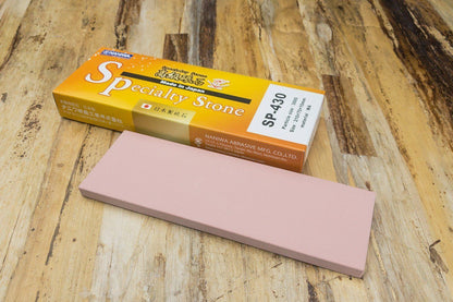 Naniwa Specialty/Super Stone 3000 210x70x20mm in yellow-orange box on wood surface, ideal for refining blades without excessive wear.