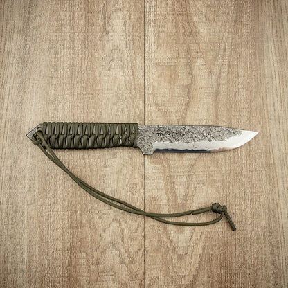 Seki Kanetsune KARASU Outdoor Knife 125mm features a Damascus blade and olive-green paracord handle, ideal for precision and survival tasks.
