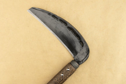 Munetoshi Echigo Style Sickle 195mm with a short wooden handle and inward-curving steel blade, featuring maker’s kanji stamp for cutting grasses and small crops.