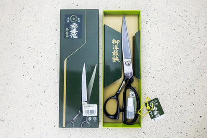 Hidekane No.501 Fabric Shears 240mm displayed in an open box alongside a closed branded carton and blade oil, showcasing premium Japanese craftsmanship.